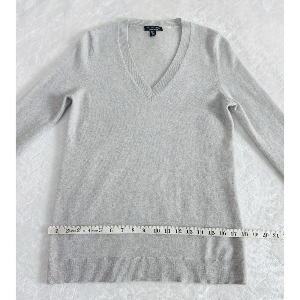 Saks Fifth Avenue Women’s Size S 100% Cashmere V-Neck Sweater Gray Luxury Knit - Picture 7 of 8